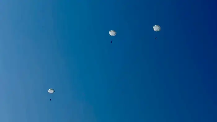 Курсанты военного института впервые выполнили учебные прыжки с парашютом (6)