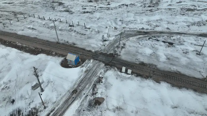 Переезд через железнодорожные пути - единственный способ попасть в микрорайон на 804-м километре