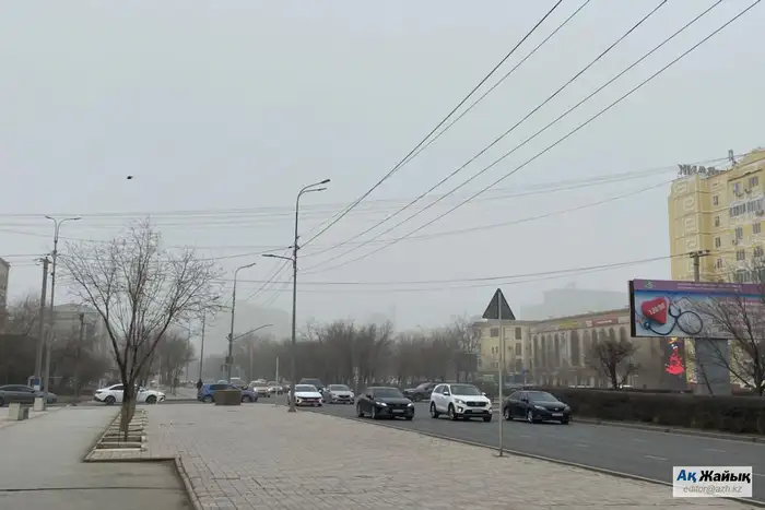 Атырау в пелене пыли: трудности с дыханием на улицах города Атырау