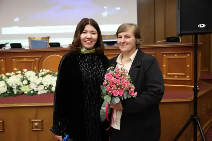Учительница, как маяк в бурю: Мария Бедрина получила награду за смелость в Министерстве просвещения Атырау