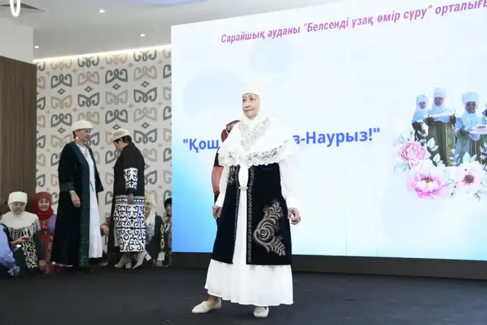 Пенсионеры Астаны демонстрируют национальную одежду, подчеркивая культурное наследие Казахстана Атырау