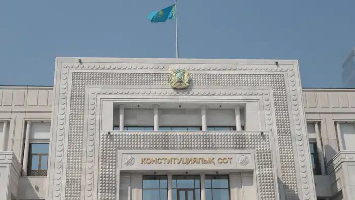 Обращение гражданина в Конституционный Суд поднимает вопрос о правомочиях в регулировании условно-досрочного освобождения Атырау