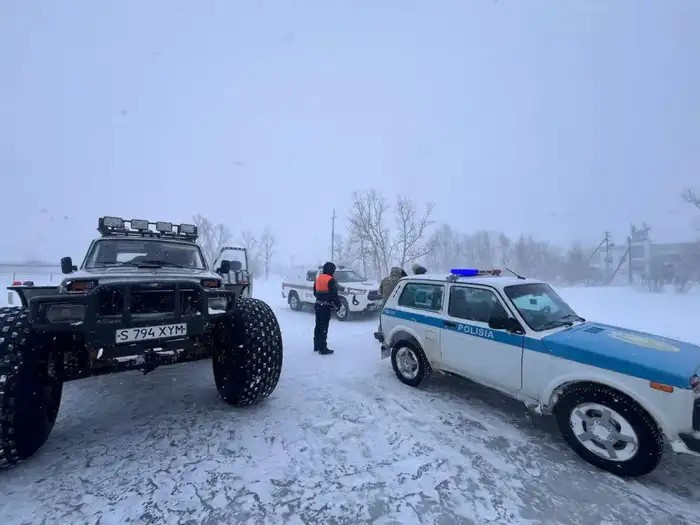 Снежные ловушки: МЧС освободило 300 человек и 40 автомобилей из зимнего пленения Атырау