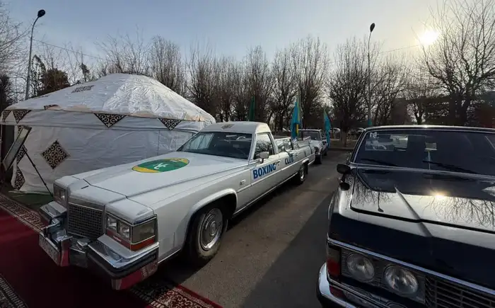 Автопробег ретро-автомобилей в Қонаеве референдум Атырау