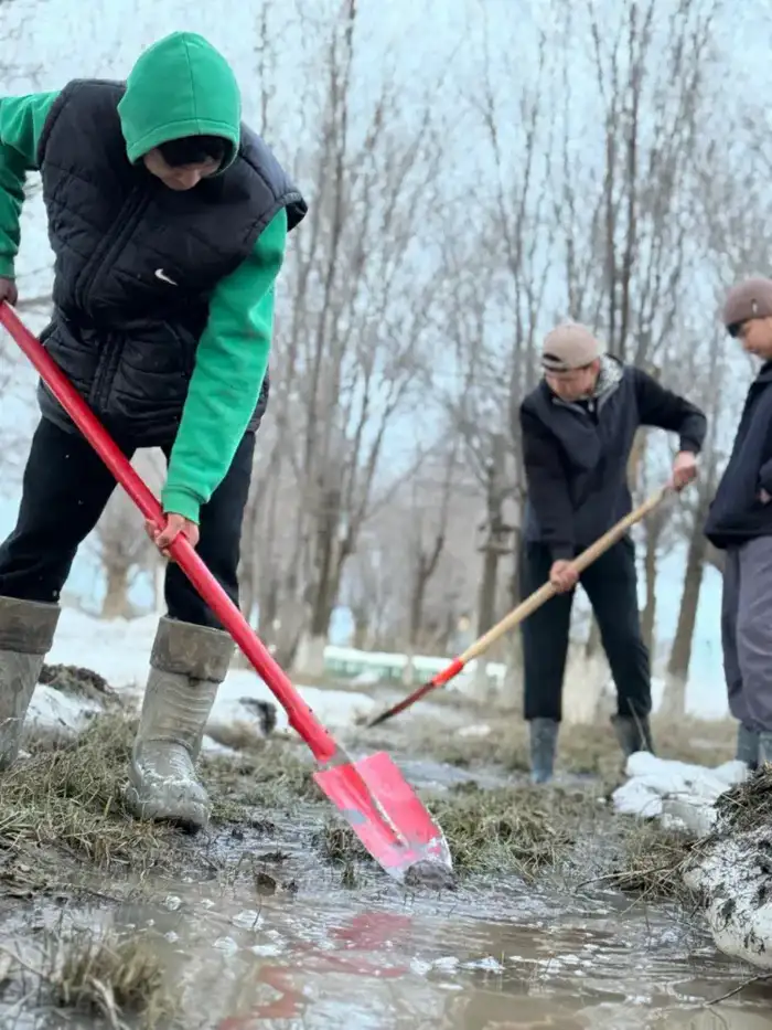 Сельские школьники очищают арыки и устанавливают кормушки для птиц в Алгабасе Атырау