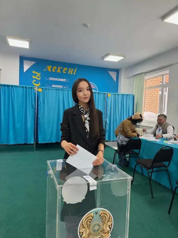 Первое голосование 18-летней жительницы Астаны: участие молодежи в выборах как отражение гражданской ответственности Атырау