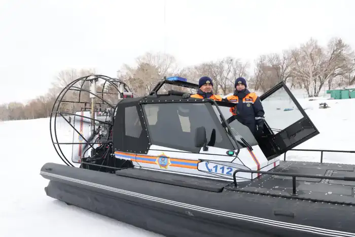 Спасатели МЧС успешно эвакуировали рыбака с дрейфующей льдины в Павлодаре Атырау