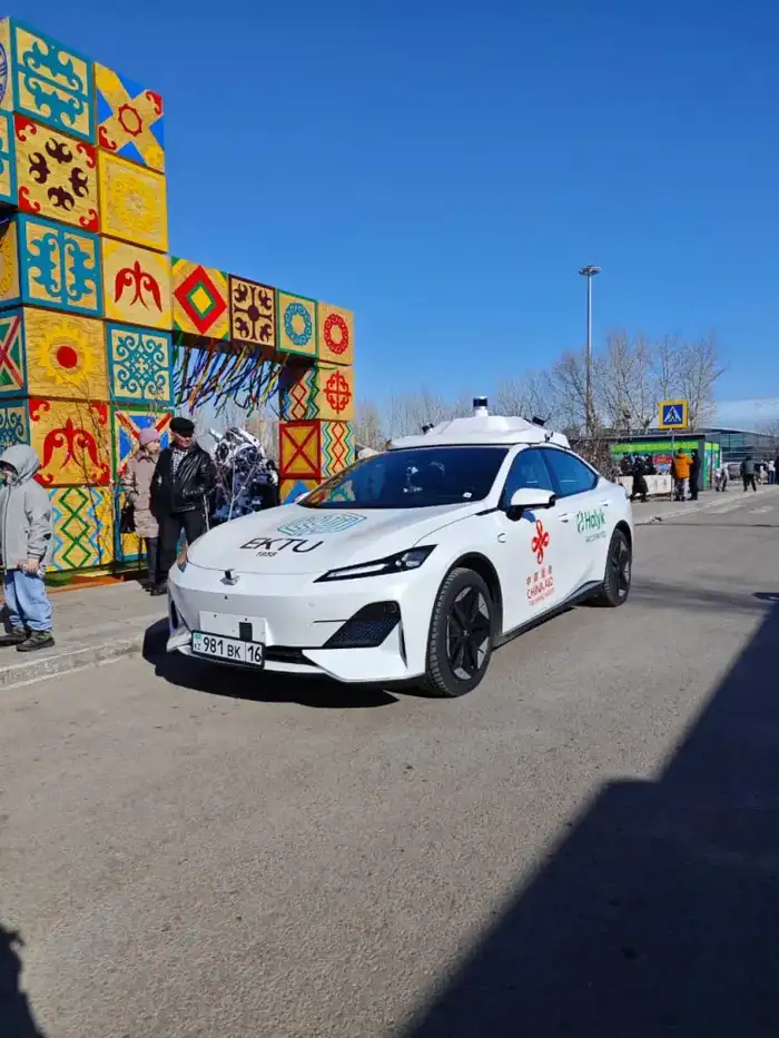 Беспилотный автомобиль на праздновании Наурыза в Астане Атырау