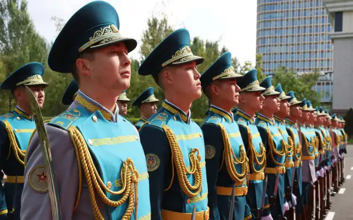 Военнослужащие демонстрируют уважение к культуре в традиционных казахских костюмах Атырау