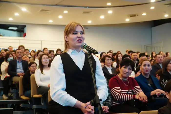 Аким Акмолинской области обсудил реформы с педагогами и студентами Атырау