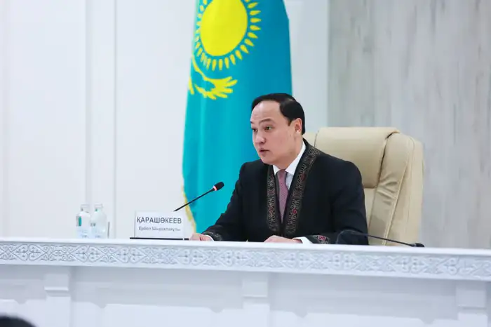 Ербол Карашукеев подчеркивает важность образования на встрече с финалистами международного интеллектуального конкурса «Ой шебері» Атырау