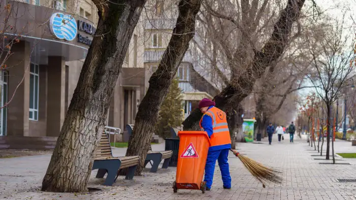 Дворники Алматы: незаметные герои, начинающие свой день в любую погоду Атырау