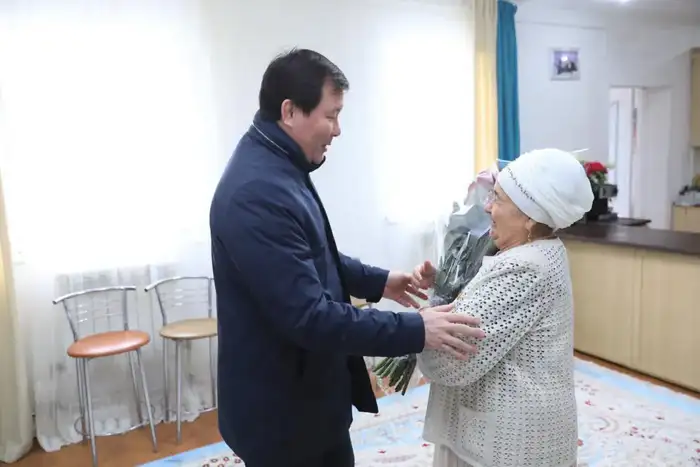 Асхат Шахаров посетил актюбинок в честь 8 Марта, отметив их вклад в общественное развитие Атырау