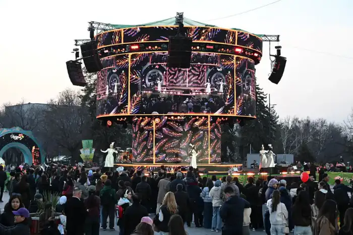 На площади Абая в Алматы проходит концерт и выставка ремесленников в честь Наурыза Атырау