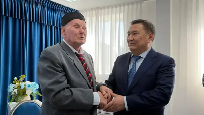 Аким области Марат Ахметжанов поздравил долгожителя в Щучинске (6)