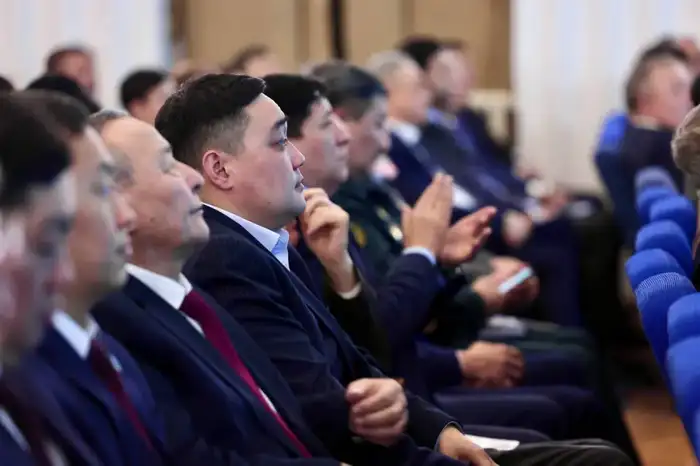 Общественность области Абай поддерживает проект Новой Конституции на встрече с Государственным советником РК Атырау