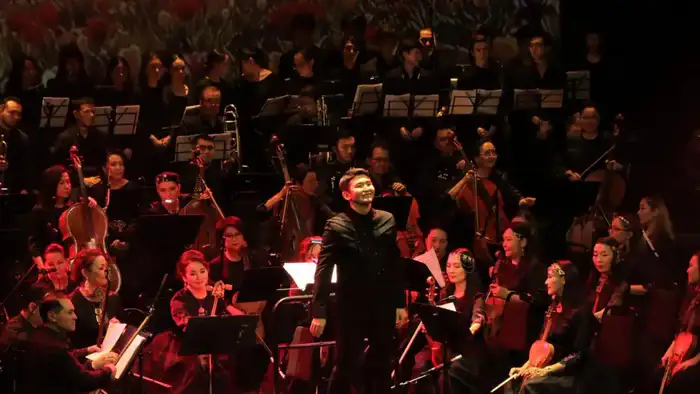 На сцене Almaty Theatre прошел концерт «FOLK SHOW NAURYZ» с участием казахского национального оркестра Атырау