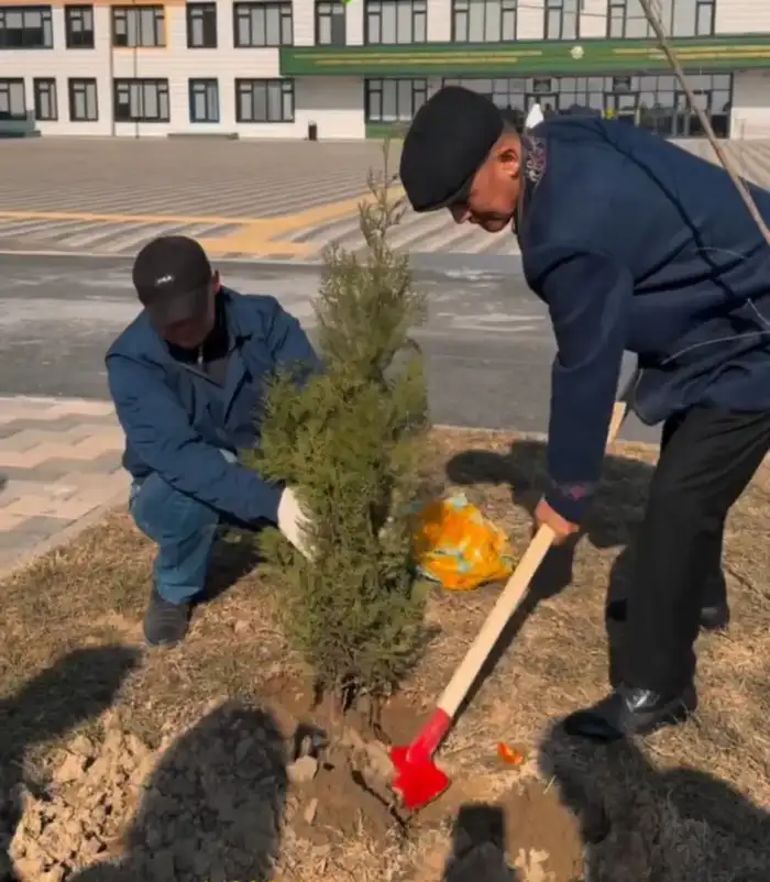 Посадка саженцев родителями в школах «Келешек мектептері» как шаг к укреплению школьного сообщества Атырау