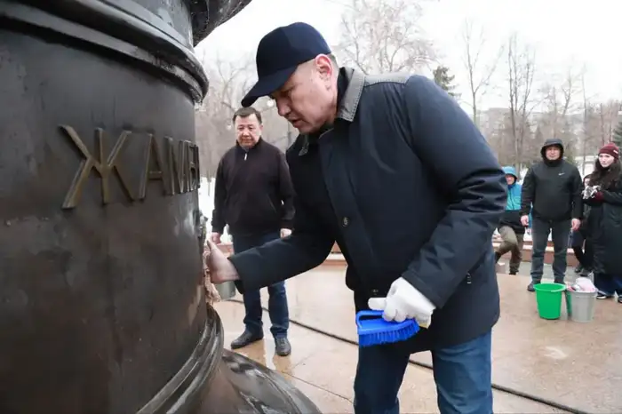 300 волонтёров очистили парк имени Жамбыла Жабаева в Усть-Каменогорске Атырау