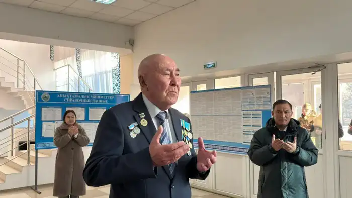 Аксакал Амангельды Беспаев проголосовал на референдуме в Шенгельды, подчеркивая важность участия старшего поколения Атырау