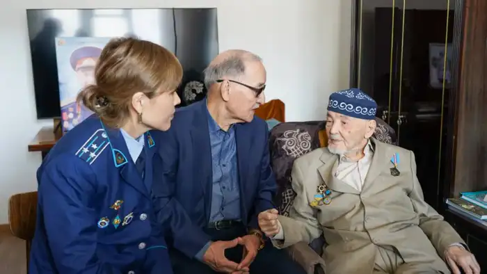 102-летний ветеран Курмат Рахимов проголосовал на референдуме (2)