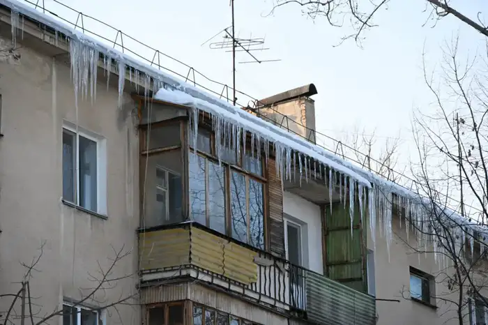 Ужесточение контроля за очисткой крыш в Алматы: последствия для управляющих организаций и жильцов Атырау