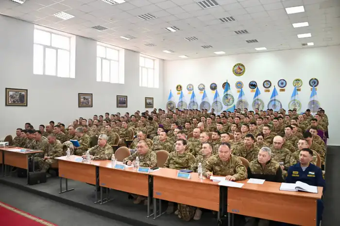 Генерал-лейтенант Каныш Абубакиров проверяет военную готовность в Казахстане Атырау
