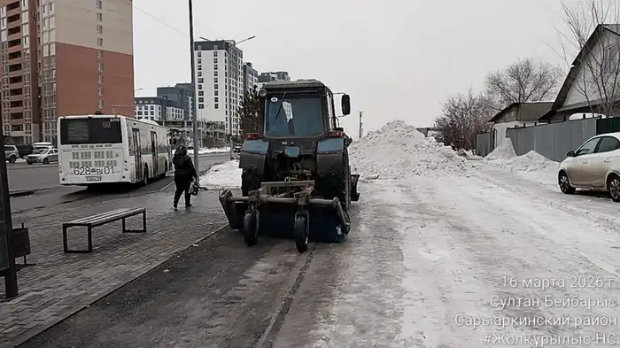 Работа дорожных служб Астаны в снегопад Атырау