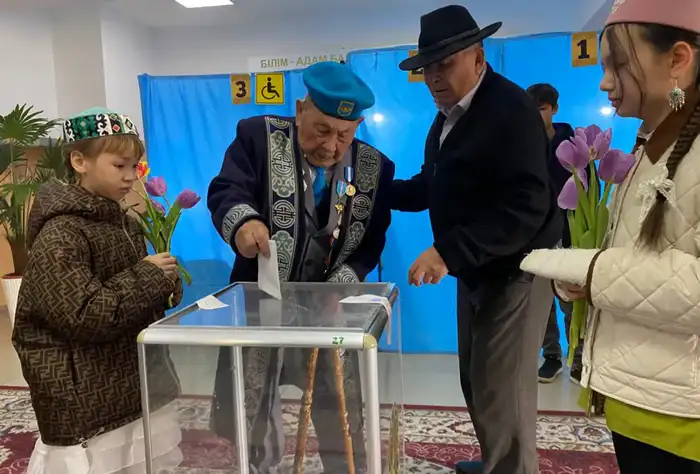 102-летний ветеран Великой Отечественной войны участвует в республиканском референдуме, подчеркивая значимость выбора для будущих поколений Атырау