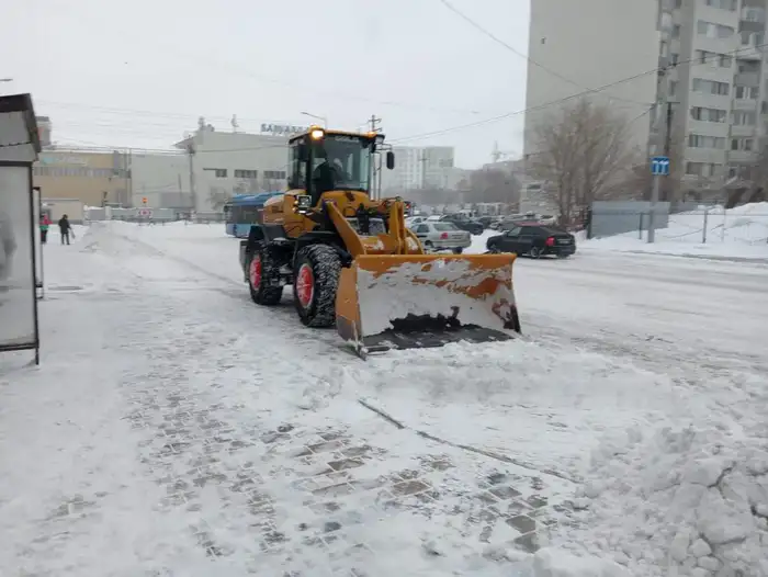 В работе по уборке снега в Астане задействованы тысячи дорожных рабочих (7)