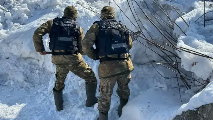 Военнослужащие 2-го спасательного батальона очищают каналы в районе Алтай для предотвращения паводков Атырау