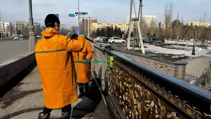 Генеральная уборка в Астане: Масштабные работы коммунальных служб по санитарной очистке города после зимы Атырау