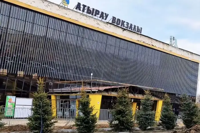На железнодорожном вокзале Атырау произошел конфликт между междугородним таксистом и пассажиром, который завершился ножевым ранением. Атырау