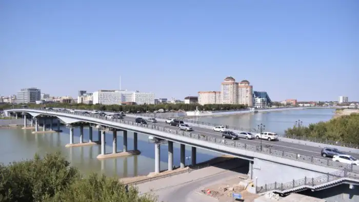 В Атырау 24 марта сильный дождь стал причиной серьезных проблем в городе. На центральном мосту молодые девушка и парень получили удар током, что привело к панике среди прохожих. В микрорайонах города также произошло отключение электричества, усугубив ситу Атырау