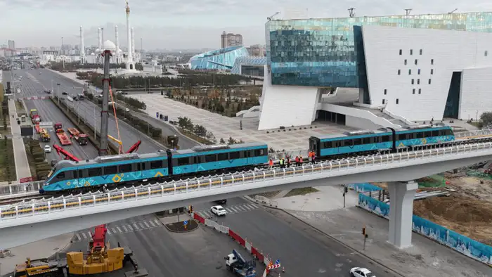 В Астане рабочие провели необычный "тест-драйв" LRT, тянув вагоны на верёвке, что вызвало удивление и вопросы у казахстанцев. В социальных сетях появилось видео с этим событием. Атырау