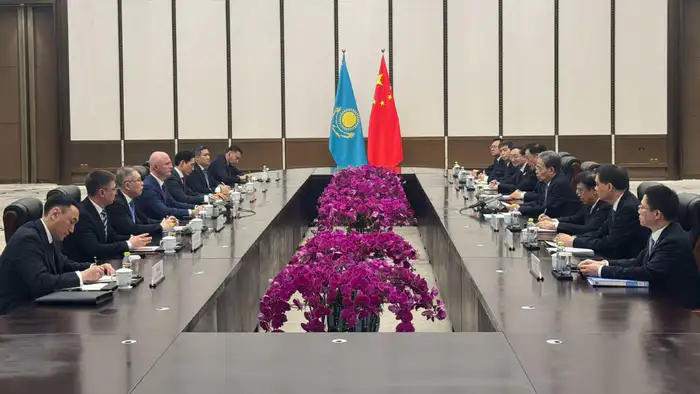 Роман Скляр и Чжао Лэцзи