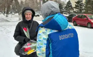Волонтеры раздают тюльпаны женщинам в Астане на Международный женский день