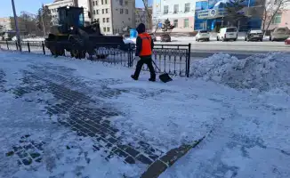 В Астане продолжается уборка снега: более 1700 единиц спецтехники и 3000 рабочих задействованы с начала зимы