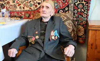 В Караганде военнослужащие отметили вековой юбилей ветерана войны, подчеркивая важность сохранения исторической памяти