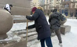 Чистота как дань уважения: уборка у монумента «Қазақ еліне мың алғыс» в Астане