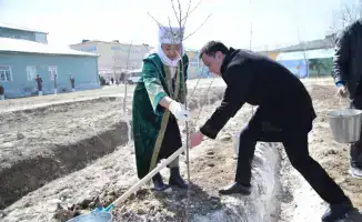 ТУРКЕСТАН: МЕЖДУНАРОДНОЕ СОБЫТИЕ — 500 САЖЕНЦЕВ ВЫСАДИЛИ В ЧЕСТЬ ДНЯ ОБНОВЛЕНИЯ В ОТЫРАРЕ