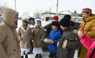 Столичные школьники навестили тружеников тыла и заслуженных педагогов в день Көрісу
