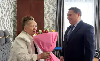 Аким Акмолинской области Марат Ахметжанов отметил вклад заслуженного учителя Майры Жетписовой в образование, поздравив её с 8 марта.