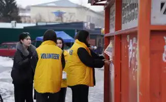 В Усть-Каменогорске молодежь очищает город от незаконной рекламы
