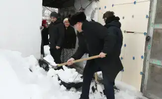 Активисты Дома дружбы продолжают традицию заботы о пенсионерах, убирая снег во дворах