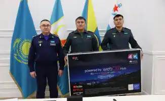 Заместитель министра обороны в Жангизтобе вручил телевизор войсковой части 47007 и наградил лучших военнослужащих