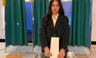 Первый голос 18-летней жительницы Конаева: новое поколение граждан активно участвует в референдуме