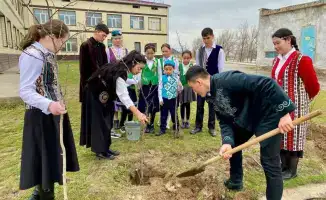 Участие работников образования в акции по посадке саженцев подчеркивает важность экологического сознания в обществе Туркестанской области