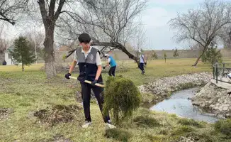 Молодые стражи чистоты: казахстанцы очищают водоемы в рамках акции «Мөлдір бұлақ»