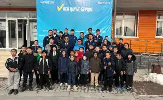 Спортсмены сборной страны по боксу участвуют в референдуме в Туркестанской области